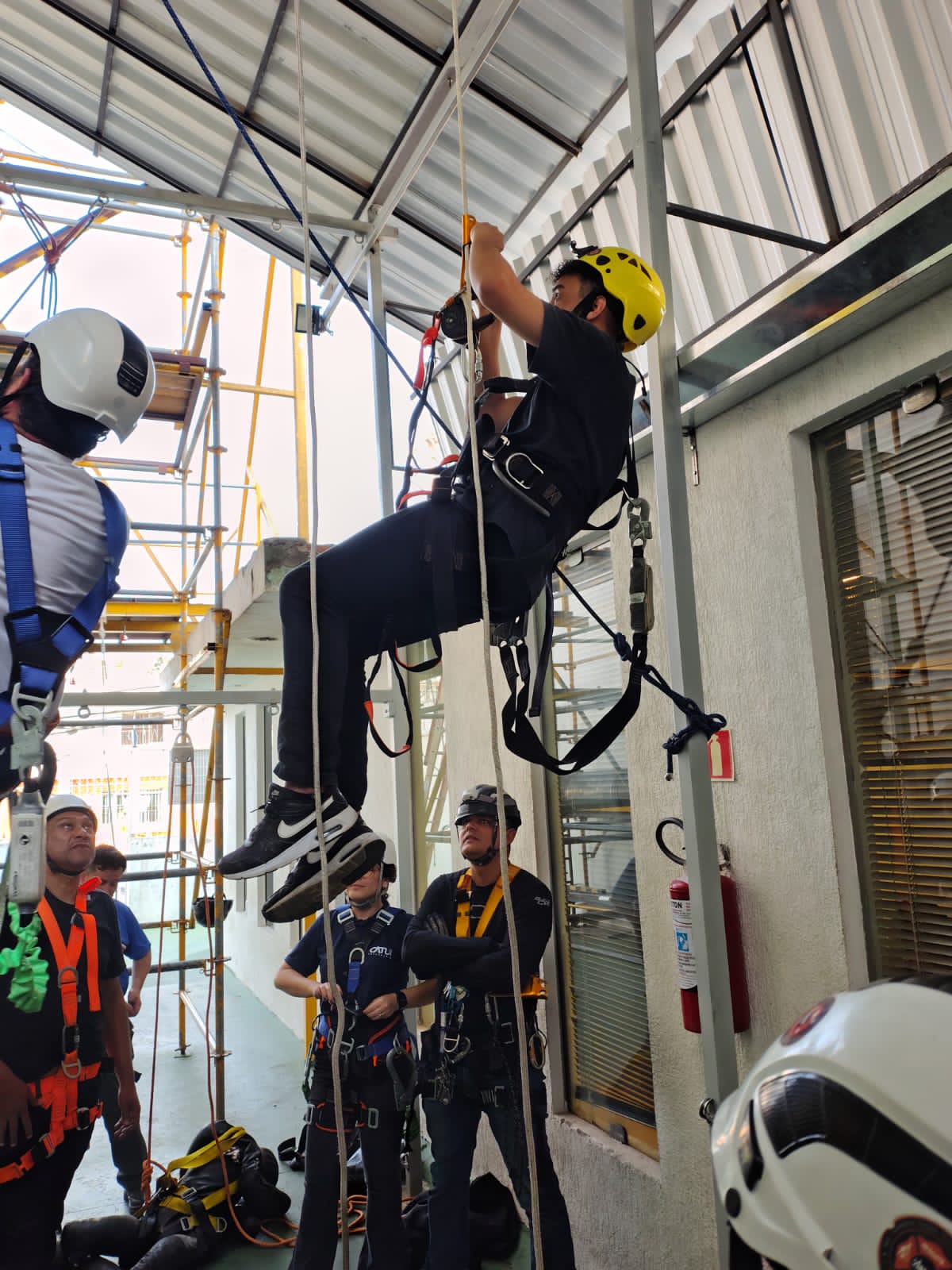Brigadista realizando treinamento com grupo de pessoas.